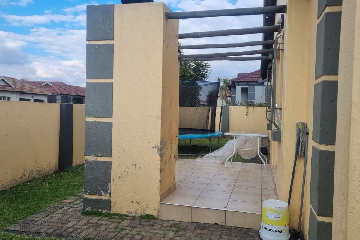 Townhouse Rental Monthly In Witbank - Photo 2