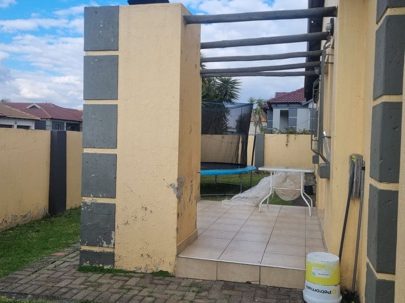Townhouse Rental Monthly In Witbank - Photo 2
