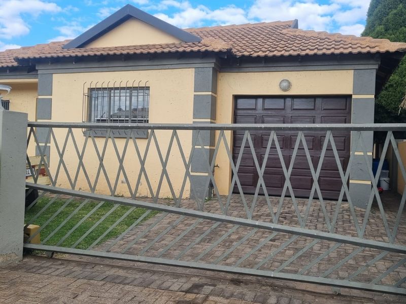 Townhouse Rental Monthly In Witbank - Photo 1