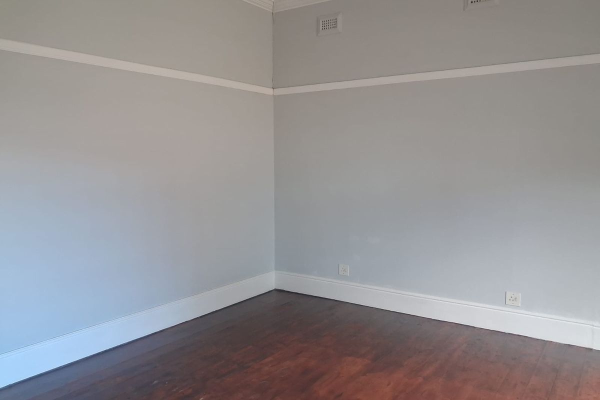 Neat Room to Let in Secure Shared Accommodation - Photo 3