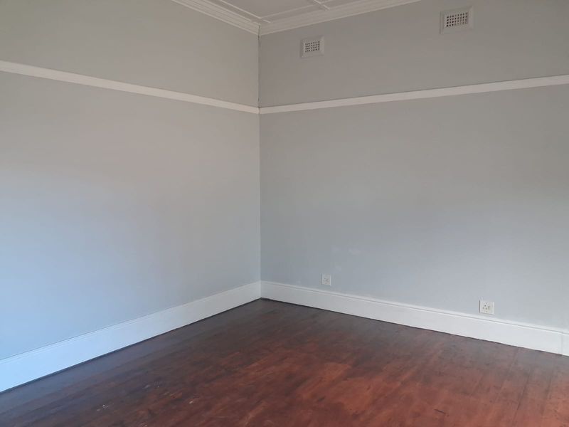 Neat Room to Let in Secure Shared Accommodation - Photo 3