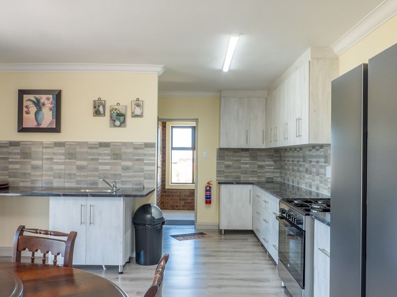 Front view Top Floor Unit for Long-Term Rental – Agulhas | Private & Spacious - Photo 10