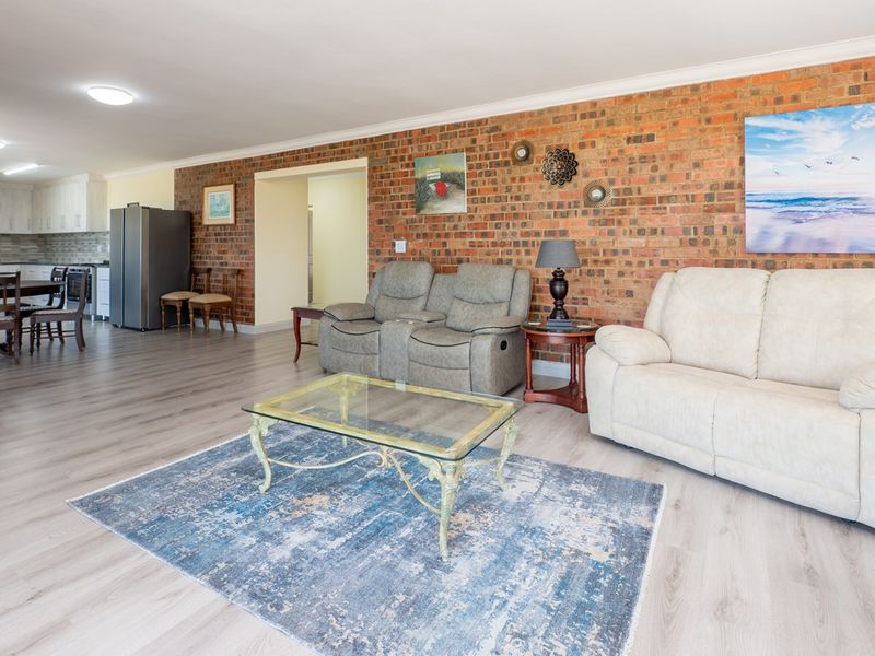 Front view Top Floor Unit for Long-Term Rental – Agulhas | Private & Spacious - Photo 7