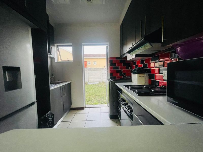 Secure 2-Bedroom Family Home with Paved Yard in Heaven Hills - Photo 3