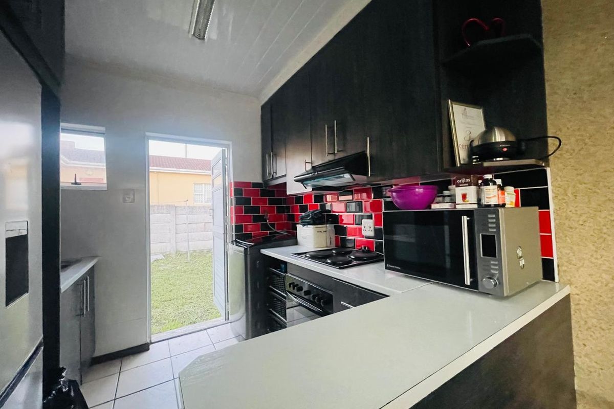 Secure 2-Bedroom Family Home with Paved Yard in Heaven Hills - Photo 2