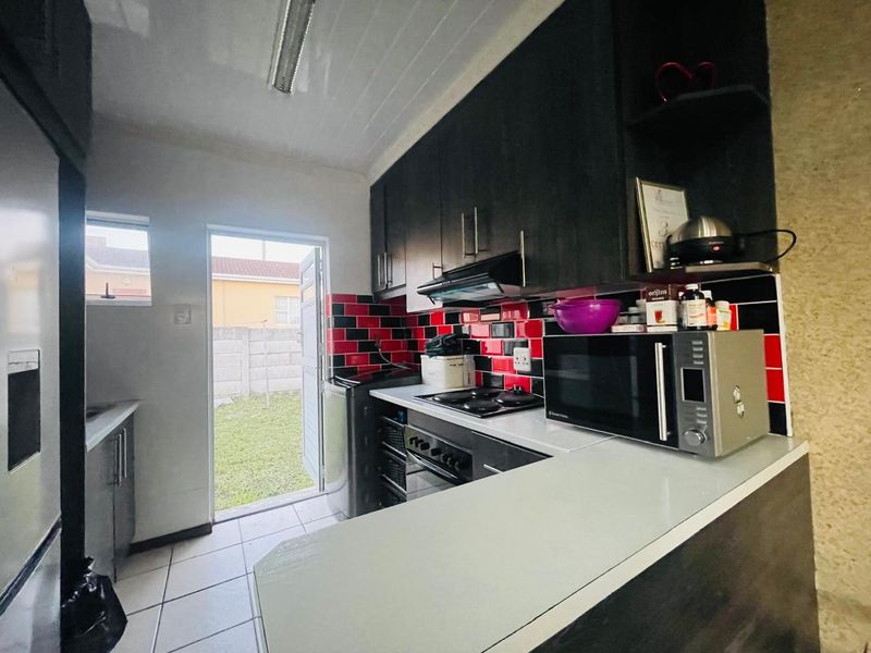Secure 2-Bedroom Family Home with Paved Yard in Heaven Hills - Photo 2