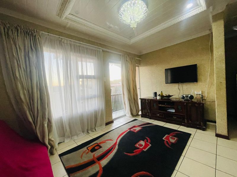 Secure 2-Bedroom Family Home with Paved Yard in Heaven Hills - Photo 6