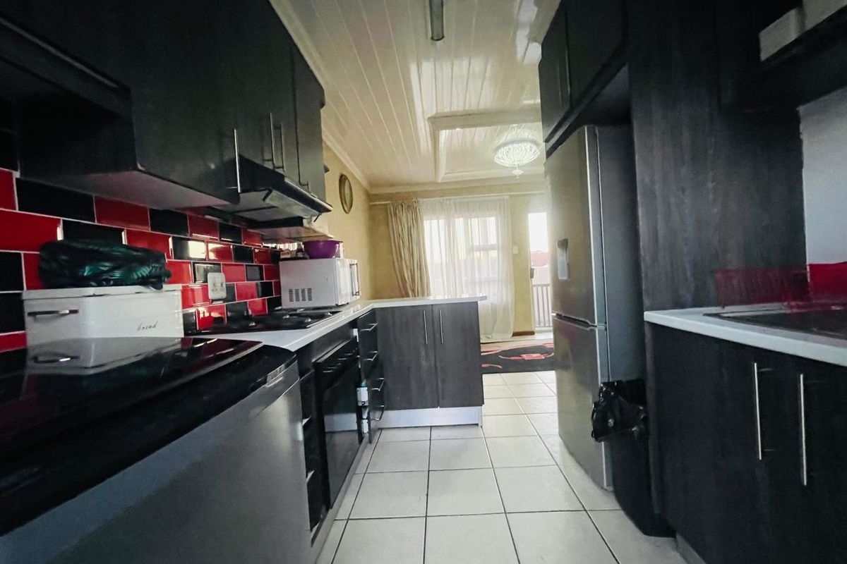 Secure 2-Bedroom Family Home with Paved Yard in Heaven Hills - Photo 4
