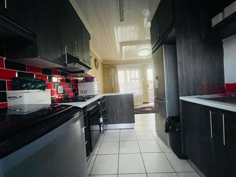 Secure 2-Bedroom Family Home with Paved Yard in Heaven Hills - Photo 4