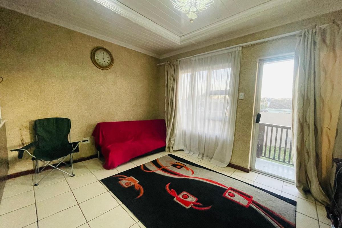 Secure 2-Bedroom Family Home with Paved Yard in Heaven Hills - Photo 5