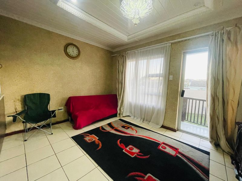 Secure 2-Bedroom Family Home with Paved Yard in Heaven Hills - Photo 5