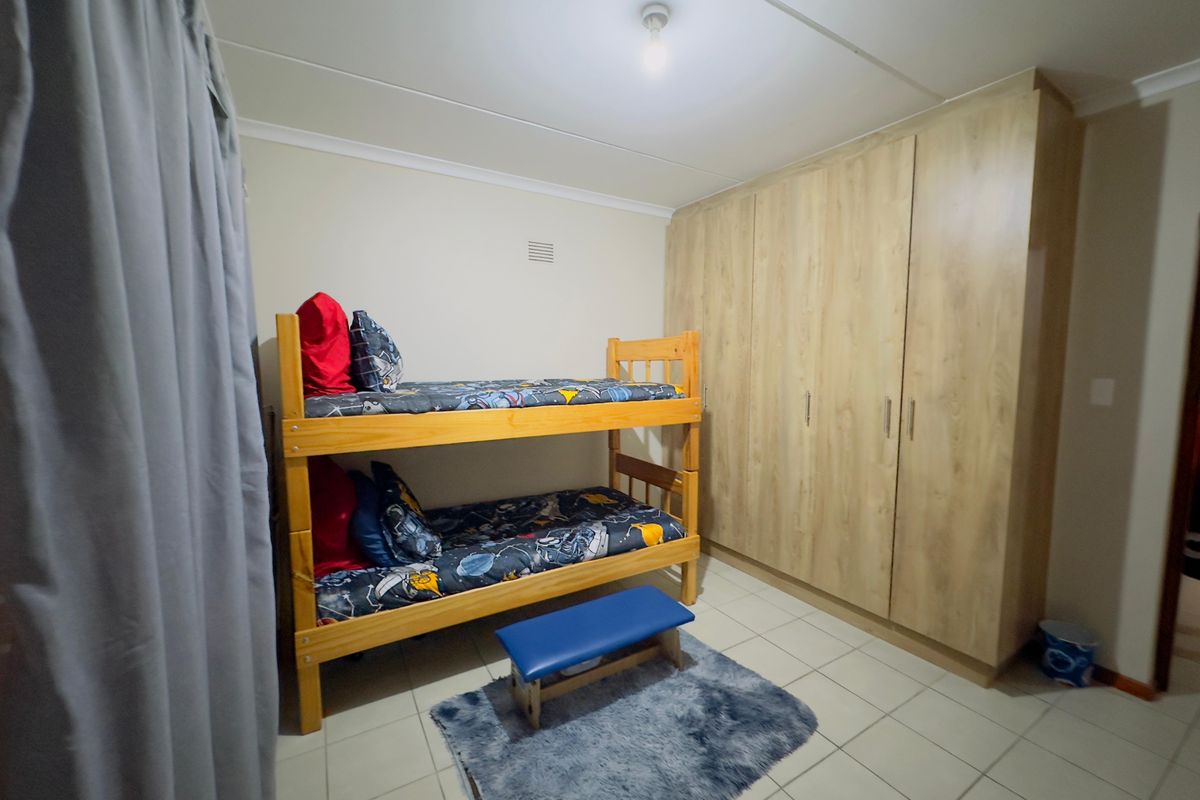 Investment Opportunity – Spacious Family Home with Two Income-Generating Apartments - Photo 2