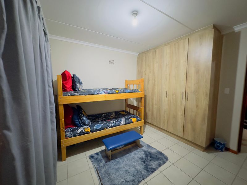 Investment Opportunity – Spacious Family Home with Two Income-Generating Apartments - Photo 2
