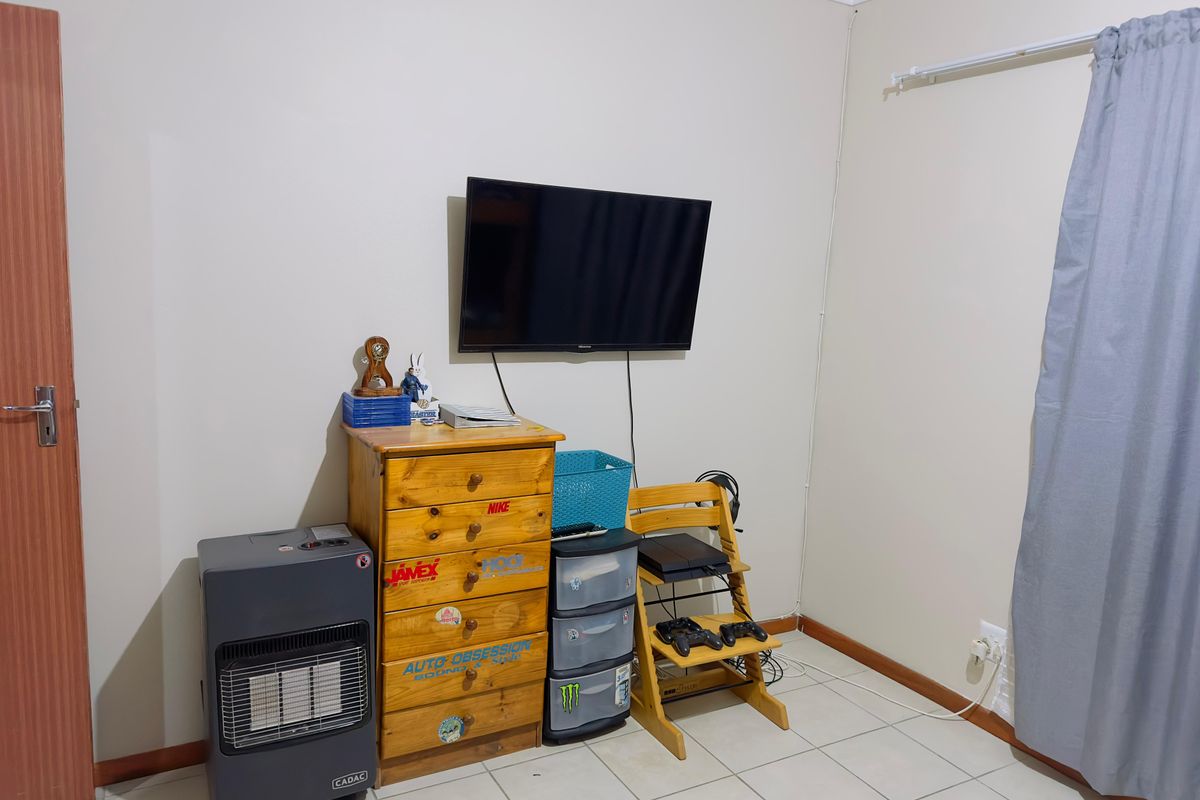 Investment Opportunity – Spacious Family Home with Two Income-Generating Apartments - Photo 3