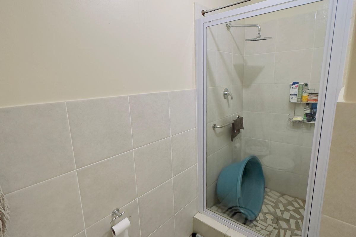 Investment Opportunity – Spacious Family Home with Two Income-Generating Apartments - Photo 5
