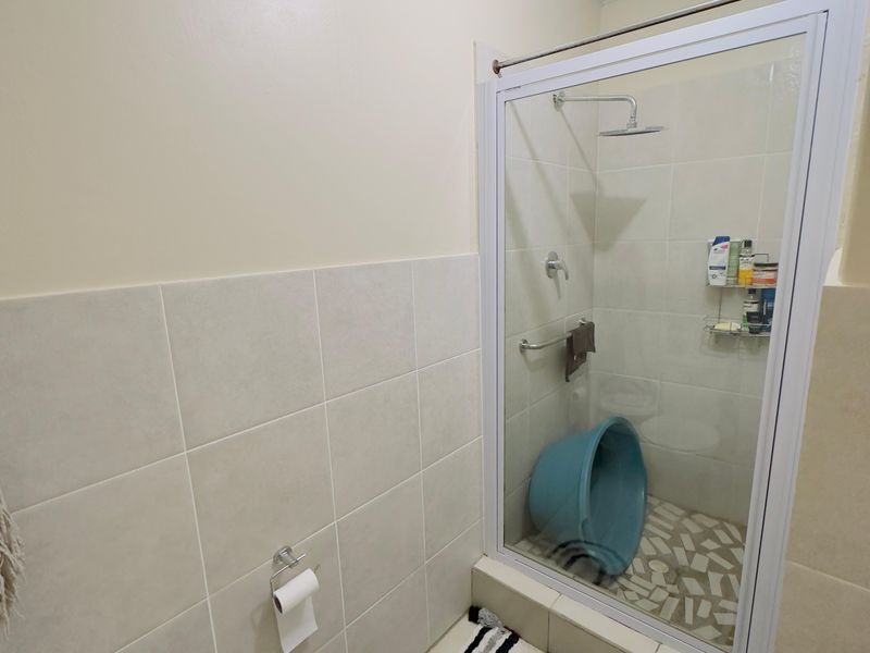 Investment Opportunity – Spacious Family Home with Two Income-Generating Apartments - Photo 5