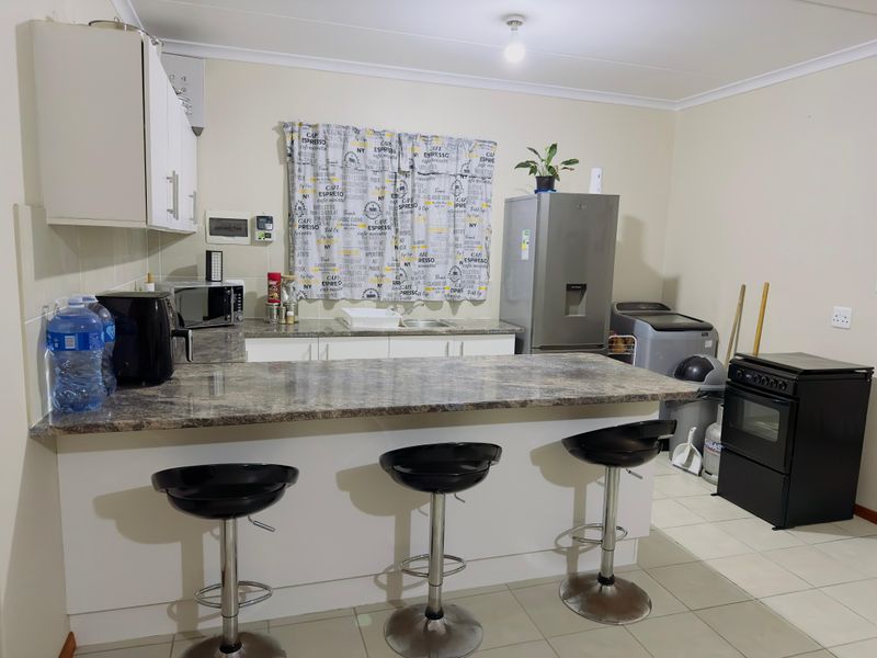 Investment Opportunity – Spacious Family Home with Two Income-Generating Apartments - Photo 10