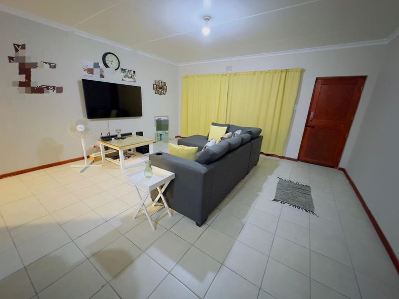 Investment Opportunity – Spacious Family Home with Two Income-Generating Apartments - Photo 8
