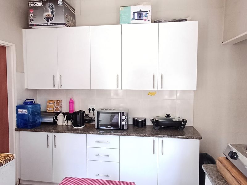 Investment Opportunity – Spacious Family Home with Two Income-Generating Apartments - Photo 9