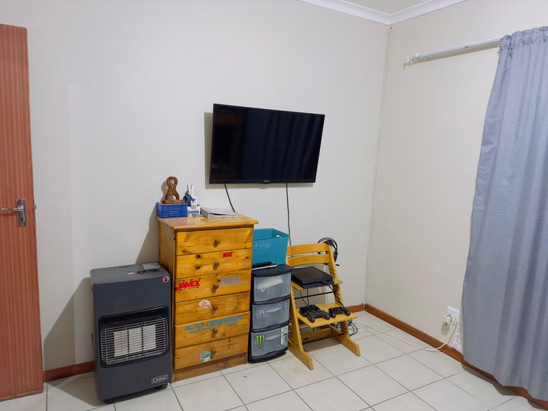 Investment Opportunity – Spacious Family Home with Two Income-Generating Apartments - Photo 4