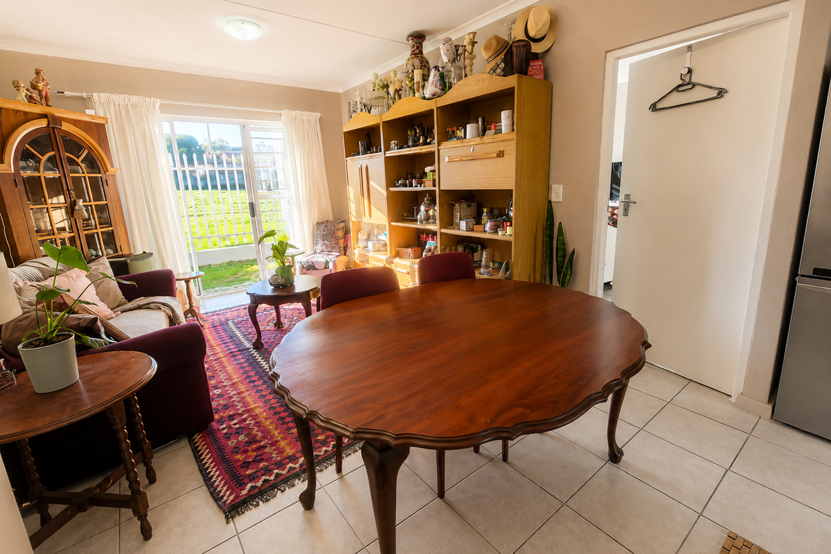 Charming Ground-Floor Apartment in a Prime Location! - Photo 3