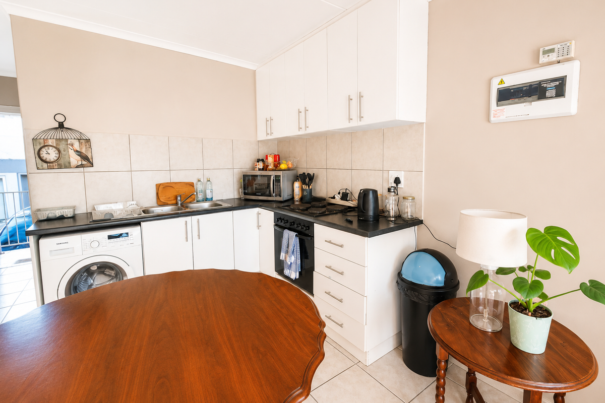 Charming Ground-Floor Apartment in a Prime Location! - Photo 5