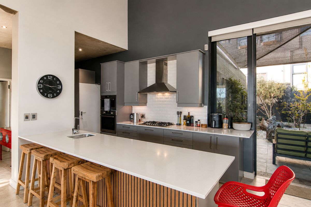 ARCHITECT-DESIGNED CREATIVE SANCTUARY WITH ICONIC TABLE MOUNTAIN SUNSET VIEWS - Photo 4