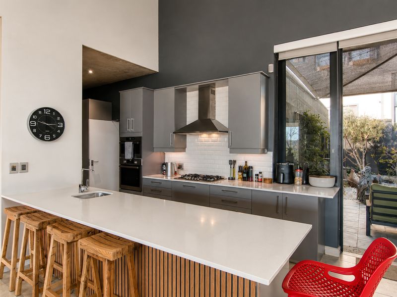 ARCHITECT-DESIGNED CREATIVE SANCTUARY WITH ICONIC TABLE MOUNTAIN SUNSET VIEWS - Photo 4