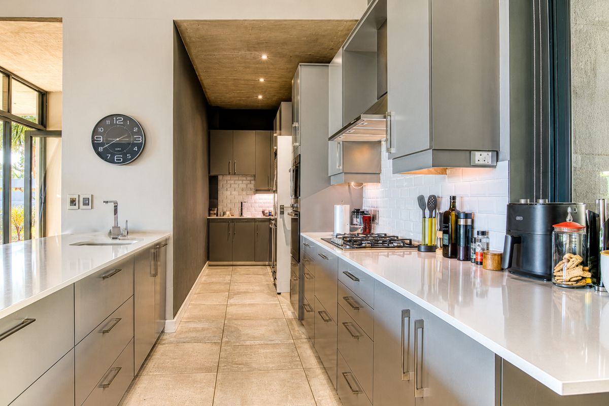 ARCHITECT-DESIGNED CREATIVE SANCTUARY WITH ICONIC TABLE MOUNTAIN SUNSET VIEWS - Photo 5
