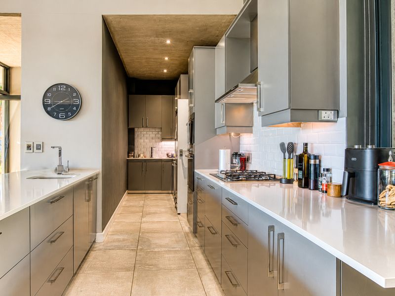 ARCHITECT-DESIGNED CREATIVE SANCTUARY WITH ICONIC TABLE MOUNTAIN SUNSET VIEWS - Photo 5
