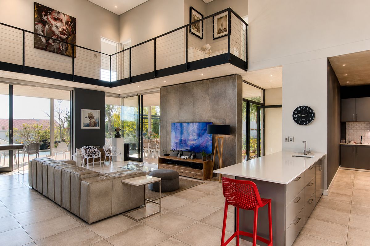 ARCHITECT-DESIGNED CREATIVE SANCTUARY WITH ICONIC TABLE MOUNTAIN SUNSET VIEWS - Photo 3
