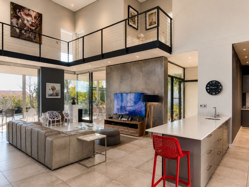 ARCHITECT-DESIGNED CREATIVE SANCTUARY WITH ICONIC TABLE MOUNTAIN SUNSET VIEWS - Photo 3