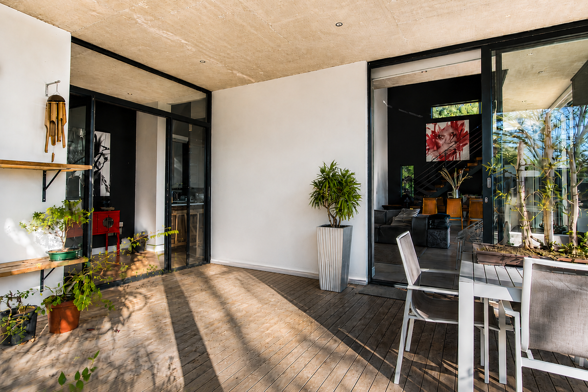 ARCHITECT-DESIGNED CREATIVE SANCTUARY WITH ICONIC TABLE MOUNTAIN SUNSET VIEWS - Photo 2