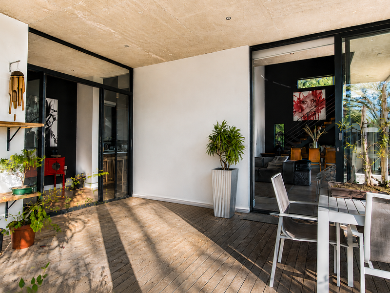 ARCHITECT-DESIGNED CREATIVE SANCTUARY WITH ICONIC TABLE MOUNTAIN SUNSET VIEWS - Photo 2