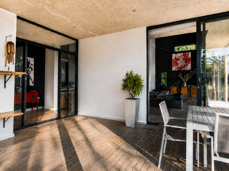 ARCHITECT-DESIGNED CREATIVE SANCTUARY WITH ICONIC TABLE MOUNTAIN SUNSET VIEWS - Photo 2
