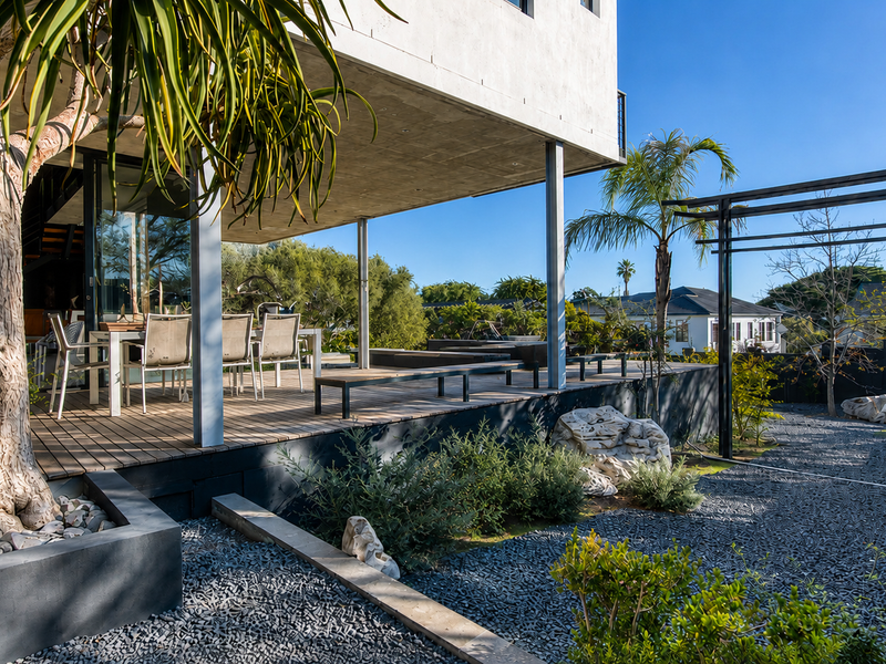 ARCHITECT-DESIGNED CREATIVE SANCTUARY WITH ICONIC TABLE MOUNTAIN SUNSET VIEWS - Photo 3