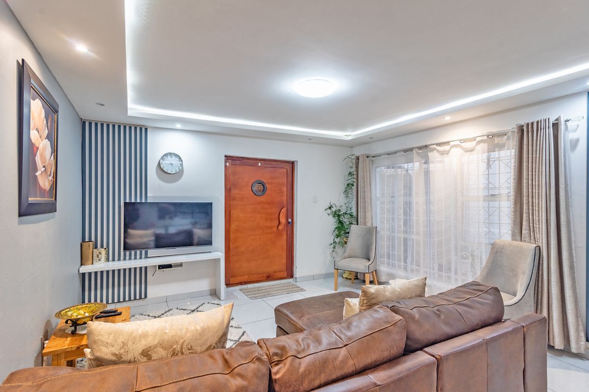 Ultra Modern 3-bedroom Home -  perfect for family living and entertaining! - Photo 5