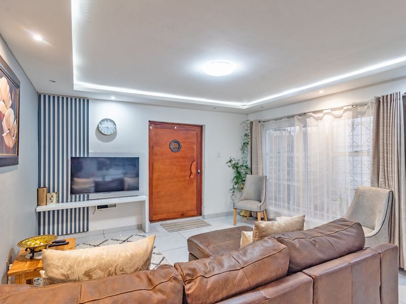 Ultra Modern 3-bedroom Home -  perfect for family living and entertaining! - Photo 5
