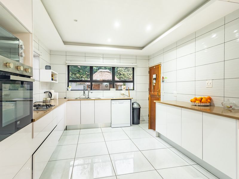 Ultra Modern 3-bedroom Home -  perfect for family living and entertaining! - Photo 10