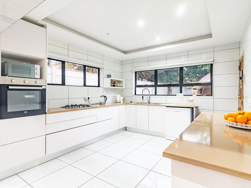 Ultra Modern 3-bedroom Home -  perfect for family living and entertaining! - Photo 9