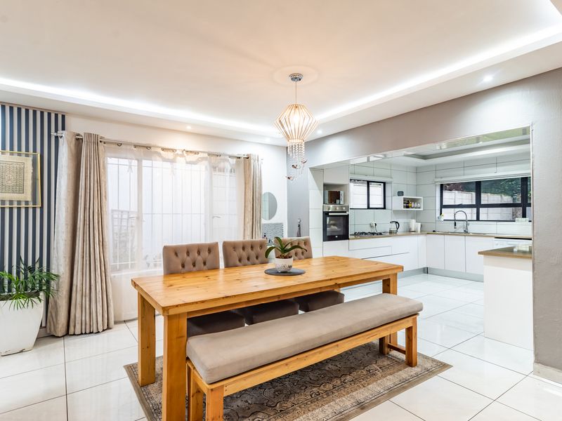 Ultra Modern 3-bedroom Home -  perfect for family living and entertaining! - Photo 7