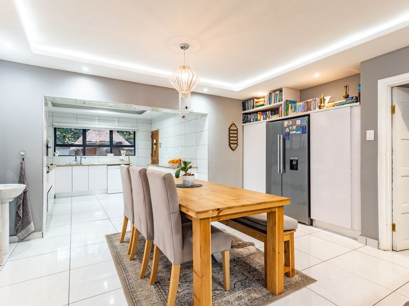 Ultra Modern 3-bedroom Home -  perfect for family living and entertaining! - Photo 8