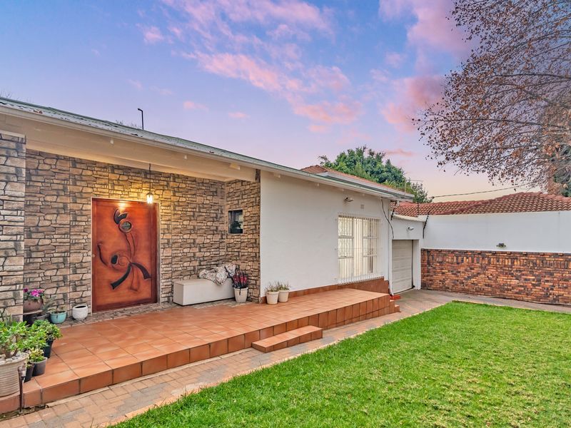Ultra Modern 3-bedroom Home -  perfect for family living and entertaining! - Photo 1
