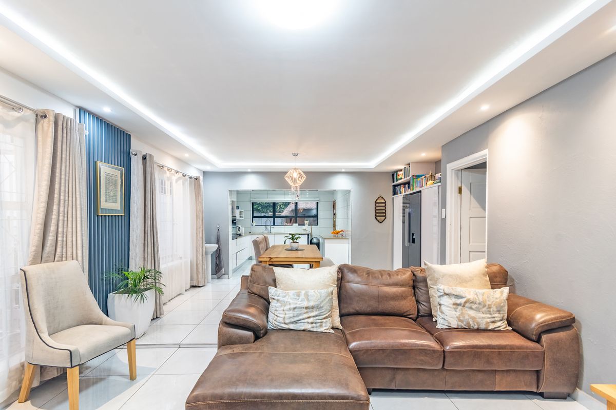 Ultra Modern 3-bedroom Home -  perfect for family living and entertaining! - Photo 2