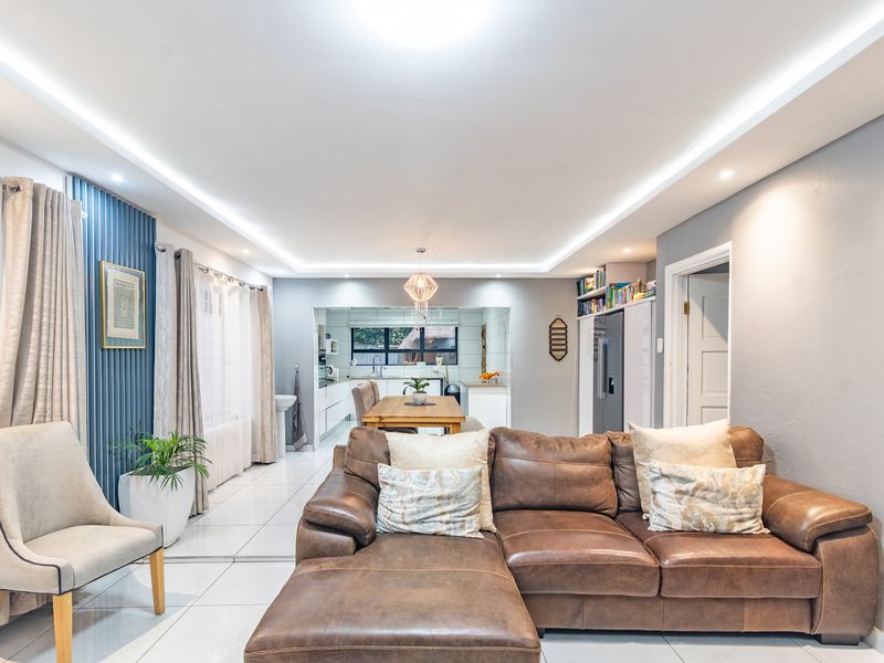 Ultra Modern 3-bedroom Home -  perfect for family living and entertaining! - Photo 2