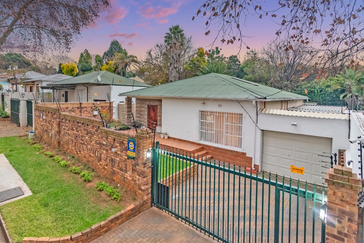 Ultra Modern 3-bedroom Home -  perfect for family living and entertaining! - Photo 3