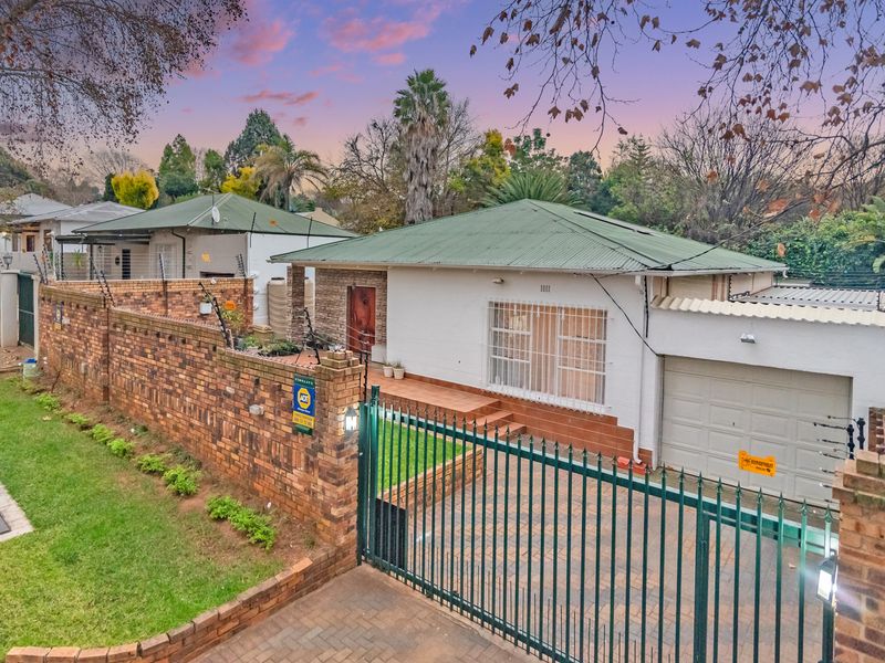 Ultra Modern 3-bedroom Home -  perfect for family living and entertaining! - Photo 3