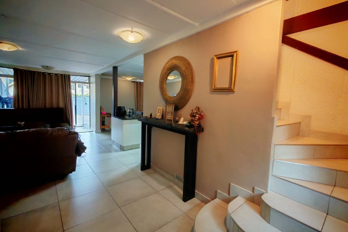 Unique Terraced Townhouse with Retro Modern Character – Umgeni Park - Photo 2