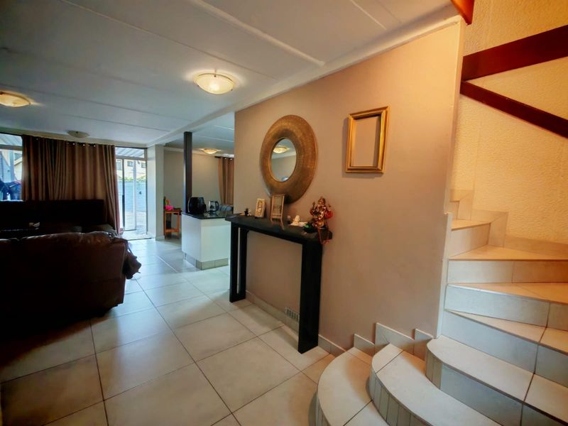 Unique Terraced Townhouse with Retro Modern Character – Umgeni Park - Photo 2