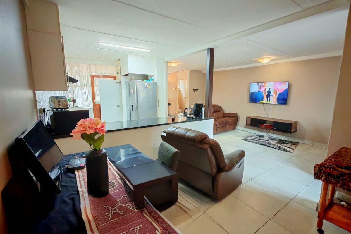 Unique Terraced Townhouse with Retro Modern Character – Umgeni Park - Photo 4